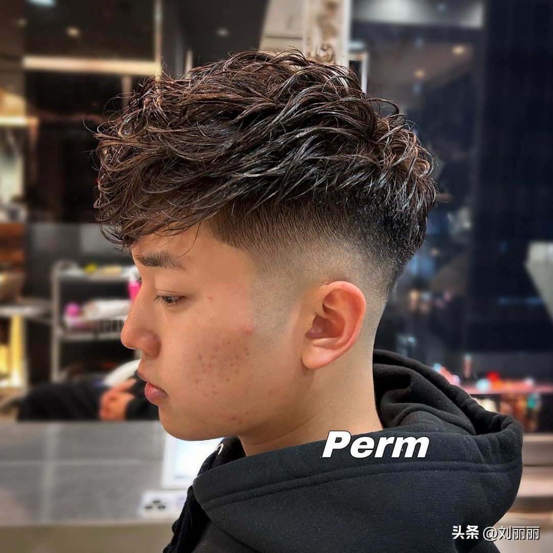 周围铲青男士发型,两边铲短发型男学生