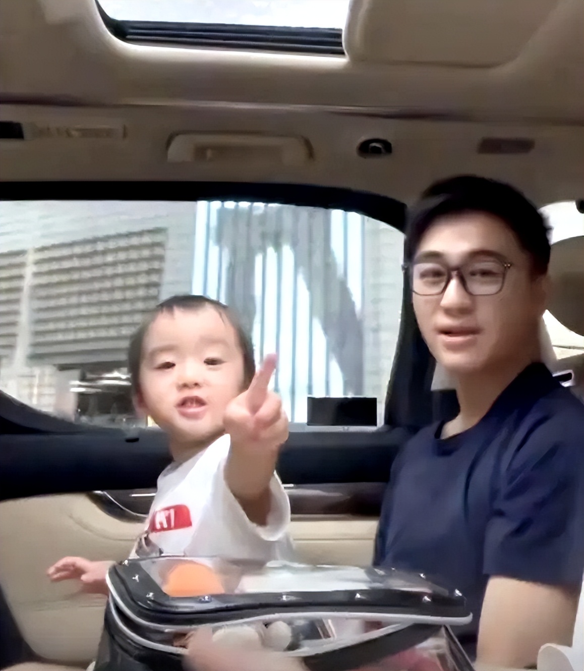 奚梦瑶1岁女儿背名牌包,奚梦瑶女儿庆生