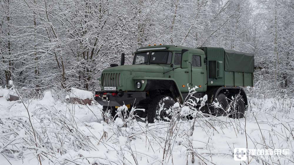 乌拉尔4320军用卡车穿越西伯利亚,遥控乌拉尔4320型6x6越野卡车