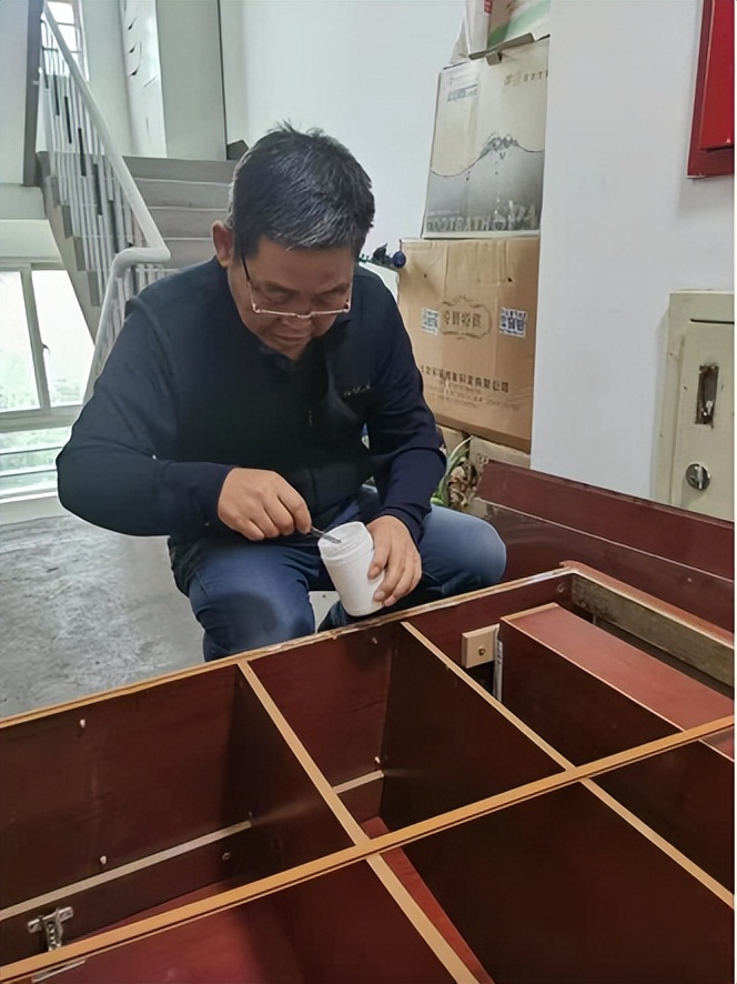 天有一双手——记军休干部吴建德义务为民服务11年