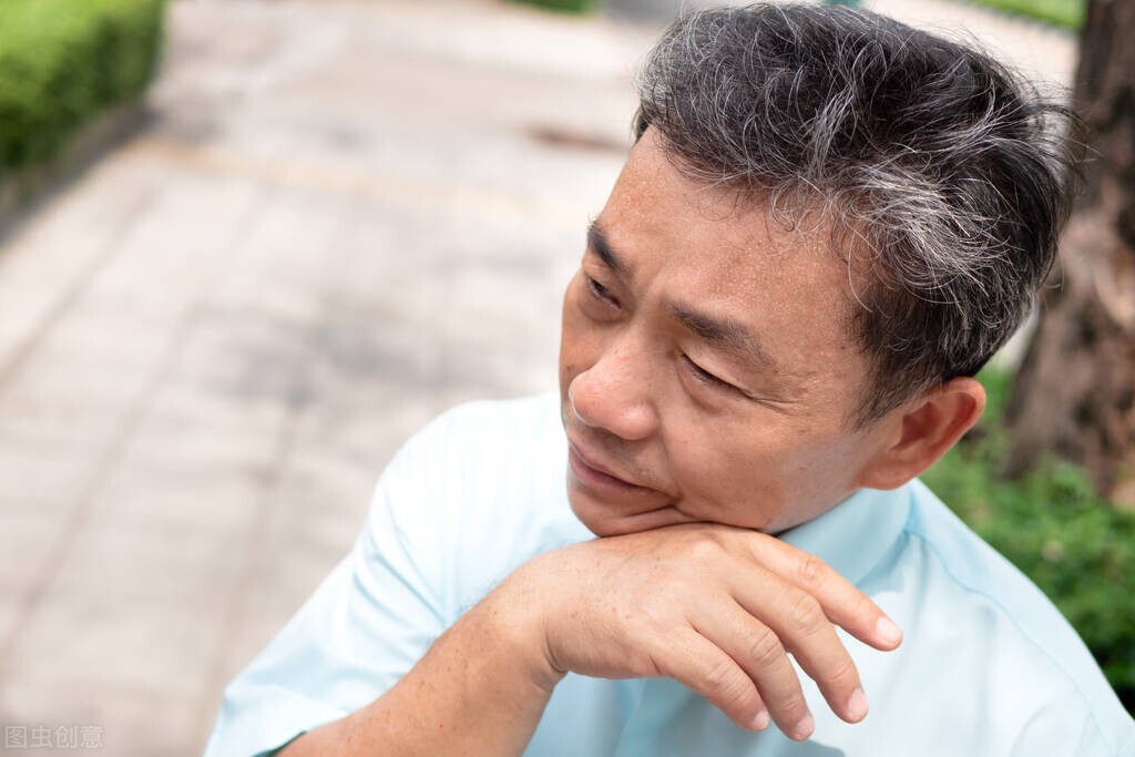 夏天汗多如雨是什么原因怎么治疗,夏天汗出得特别多什么原因