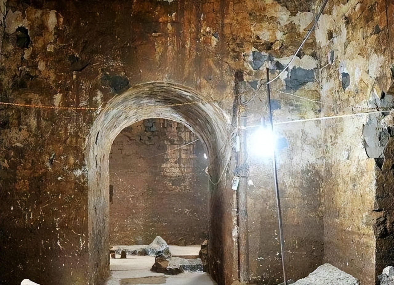 至今发现的蒙古大墓,内蒙出土一具龙袍女尸