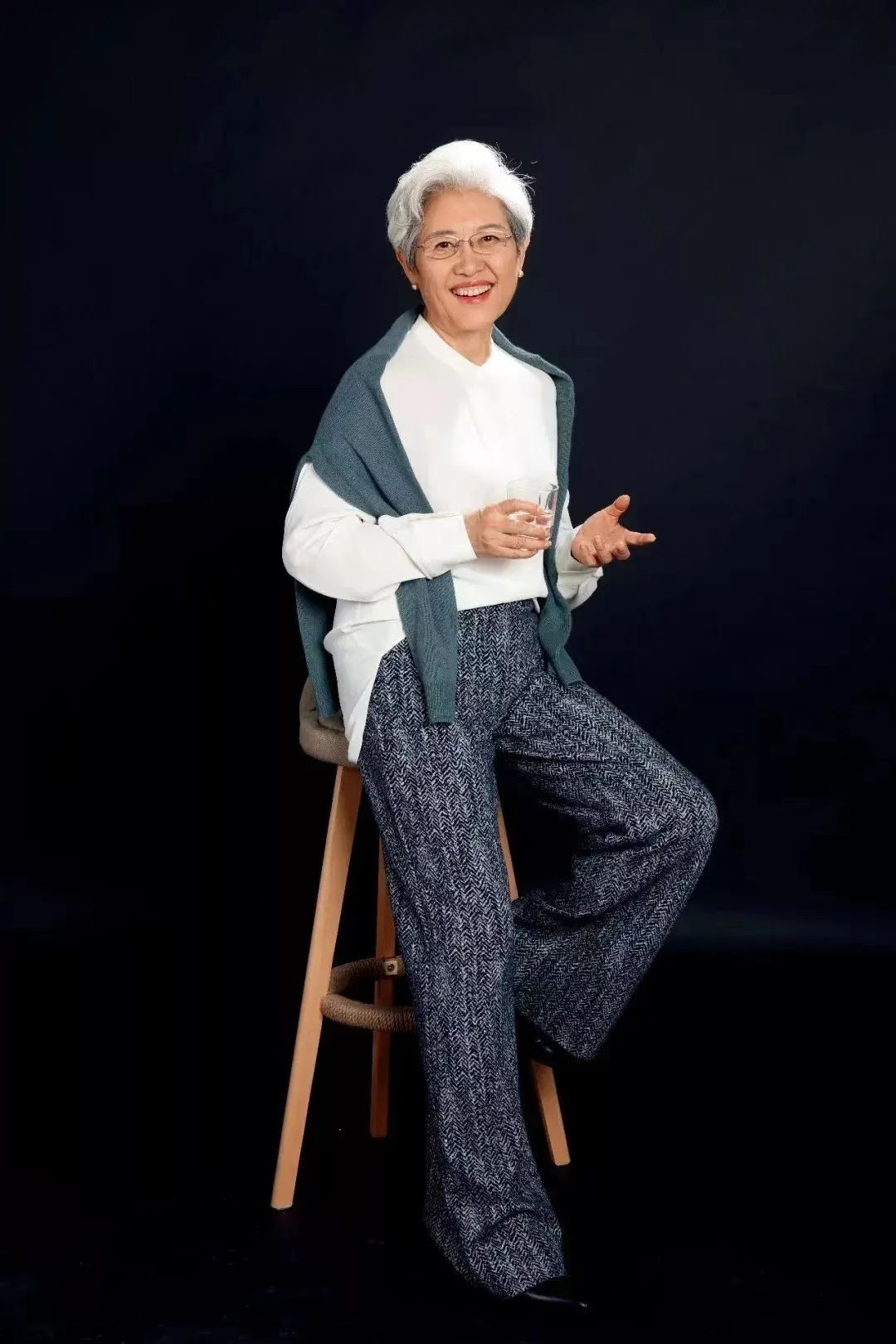 颜值与智慧并存的优秀外交官照,韩国最美的白发女外交官