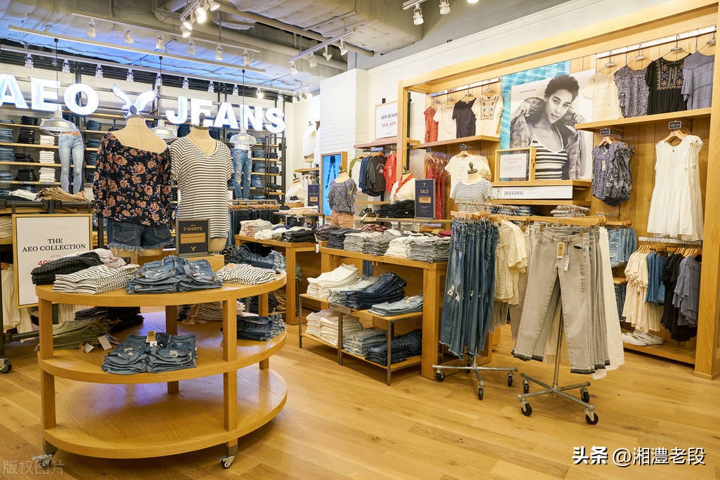 因为啥？服装内衣店，老板要送一双靴子，把这衣服销售到断货