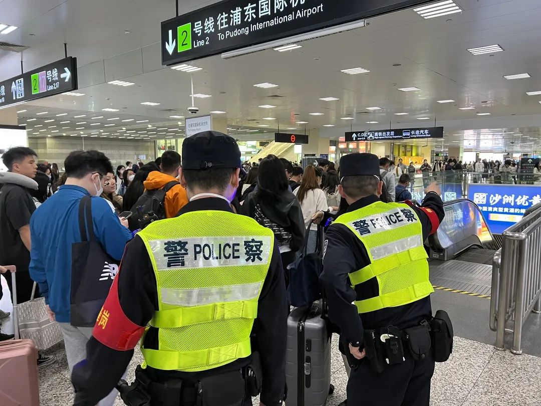 【节日我在岗】长假后首个工作日上海警方提前上岗排堵保畅