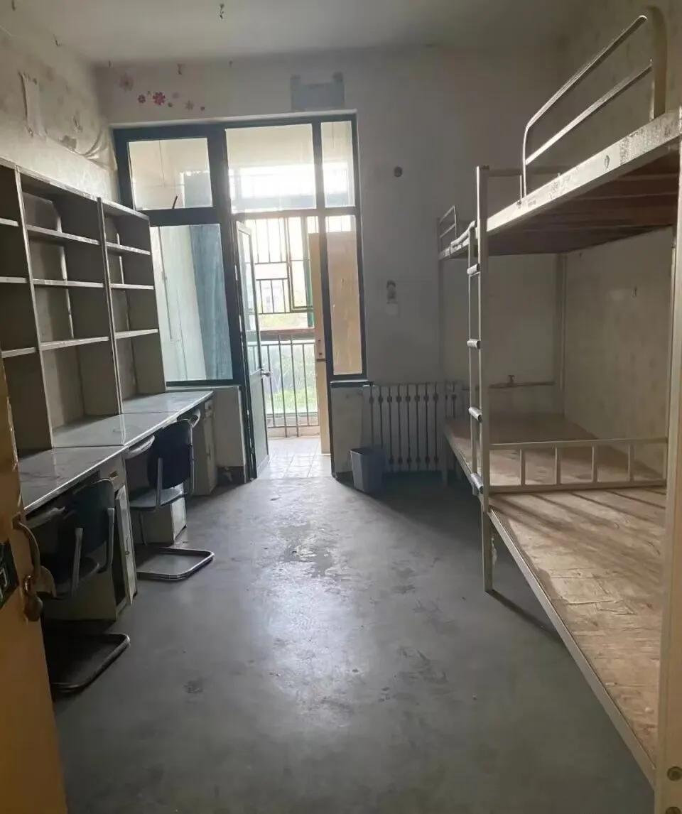 山东师范大学宿舍被新生吐槽，网友说，公办高校有这样就知足吧