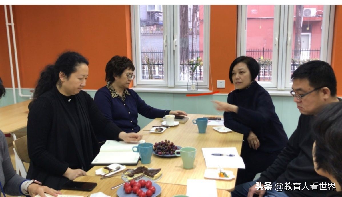 转岗学校办公室主任被欺负,哭诉没地位。校长教了两招解困