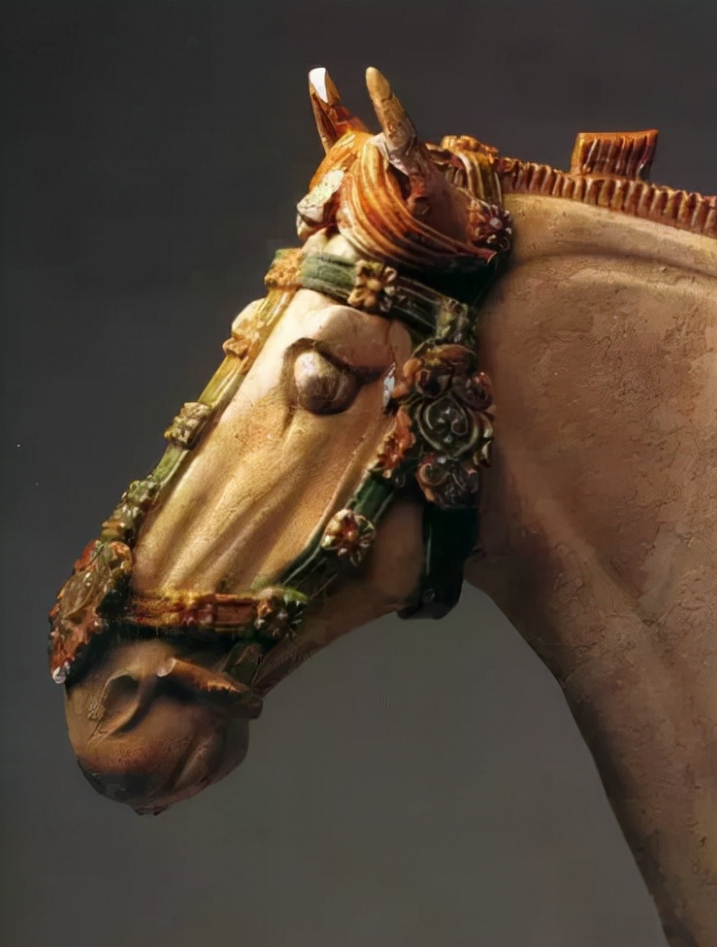 三彩釉陶雕塑,唐代三彩俑具有什么艺术特点