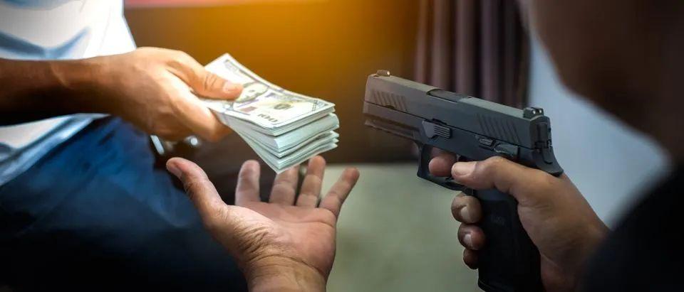 10年前父亲被人打死后续,目睹父亲被杀二十年后亲自报仇