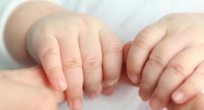 5个月婴儿看手指,宝宝聪明看手指图解