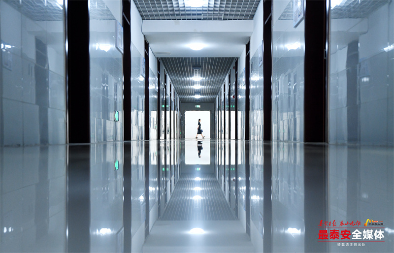 记者探访泰安三中新校,参观泰安三中新校采访