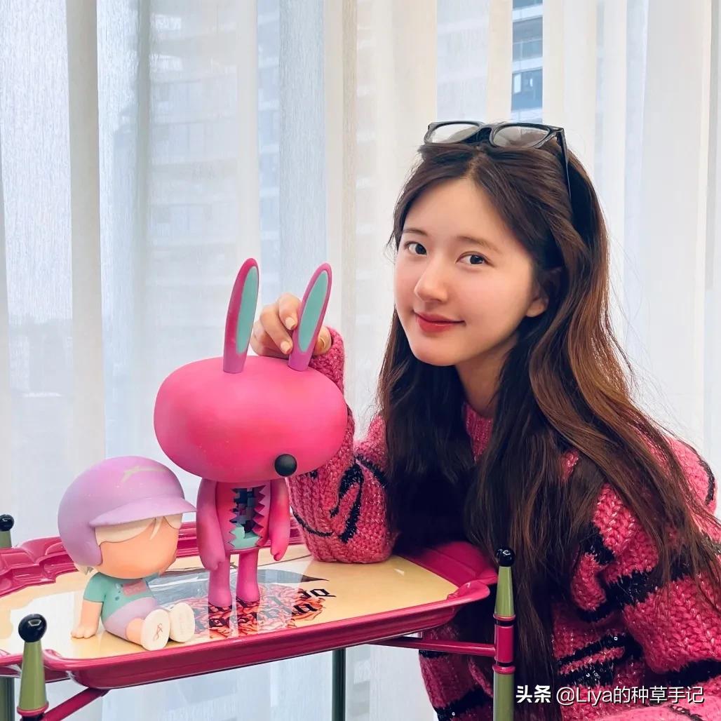 克莱因蓝和什么色搭配高级,35岁穿克莱因蓝好看吗