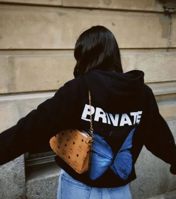 黑色卫衣如何内搭,黑色卫衣搭什么裤子好看