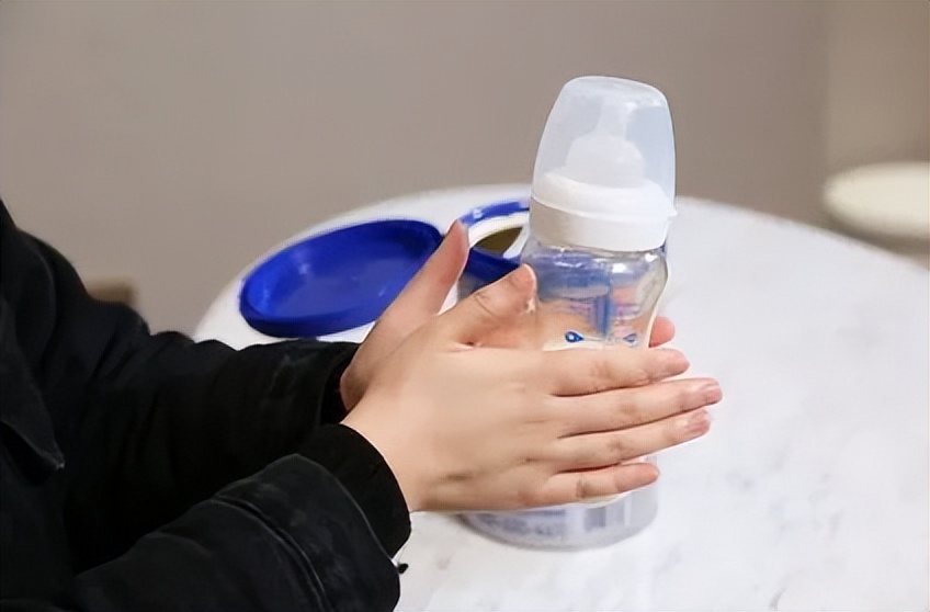 给孩子到底应该用什么水冲奶粉,婴儿冲奶粉用矿泉水还是纯净水