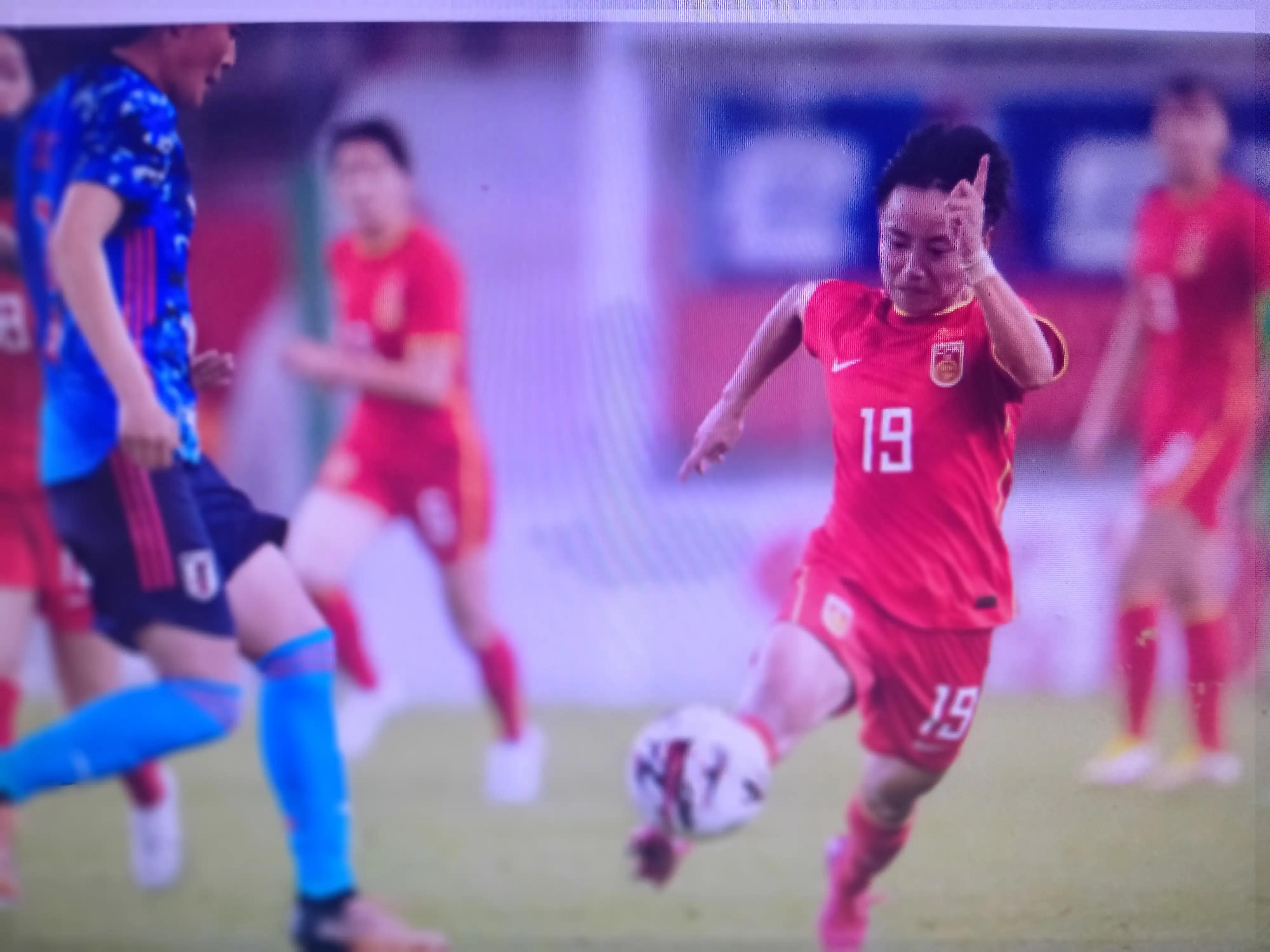 中国女足张琳艳恒大足校过人,中国女足张琳艳头球慢放