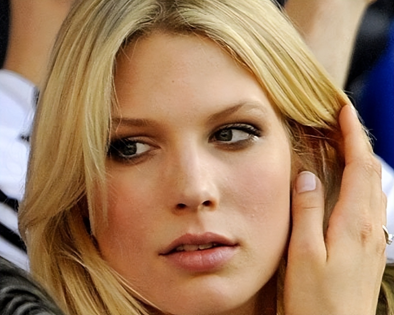 除了曲线诱人，超模太太有何作用？为何足球明星喜欢她们现场观赛