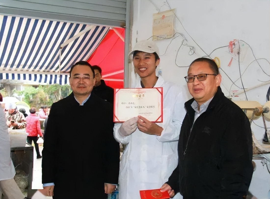 一位老人用手绘纸币买面,浙江老人手绘人民币买面条