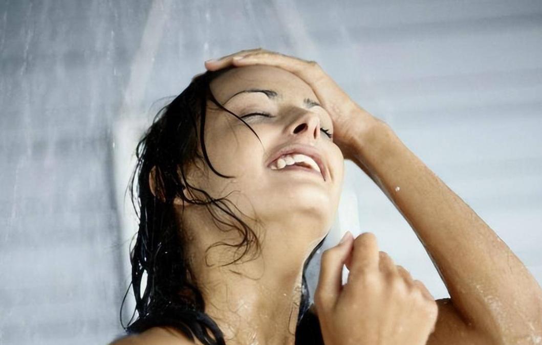 女性洗澡时喜欢“站着尿尿”？4个生理常识，或许对你有益