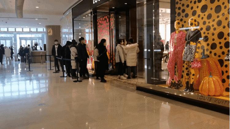 lv大幅涨价消费者排长队抢购,lv涨价遭疯抢