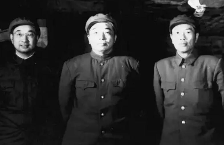 邓华缴获5箱白金龙烟，却只给毛主席一支，主席笑道：财不露白啊