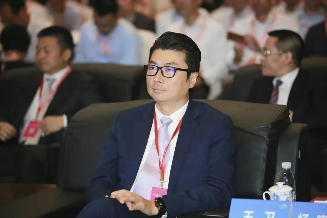 28岁男子用5万积蓄创业成千万富豪,穷小伙借2万元创业4年赚1亿