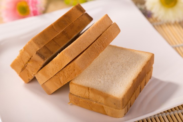 女子服头孢后吃半块面包呼吸困难,女子服用头孢后吃桃李面包