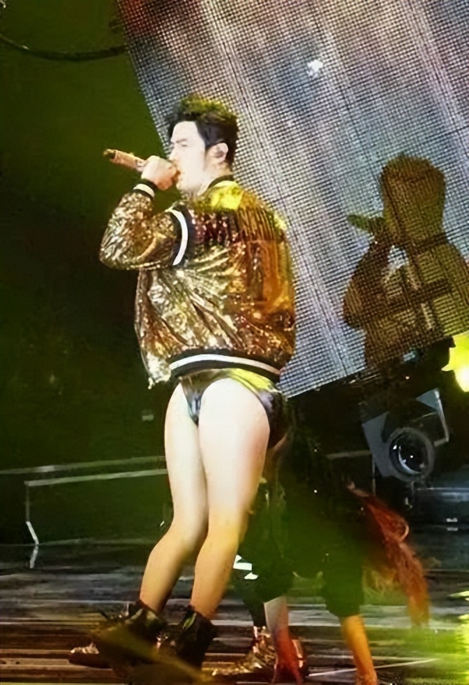 何老师抱狗撒尿，三石弟弟跳舞洗狗…这些破图我看一次笑一次哈哈