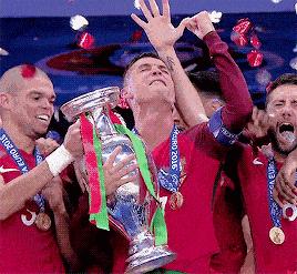 贫民窟里产凤凰，他们没有特供的海参，却成了顶级球星