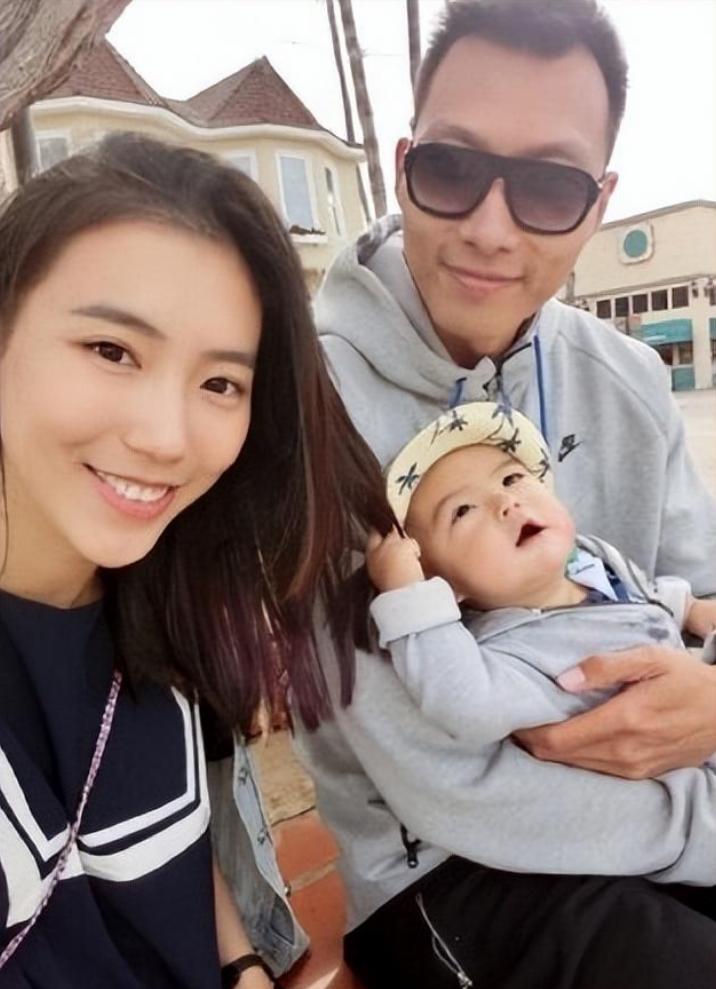 易建联：娶巴西足球宝贝荆灵，婚后连生两胎，如今妻儿都定居美国