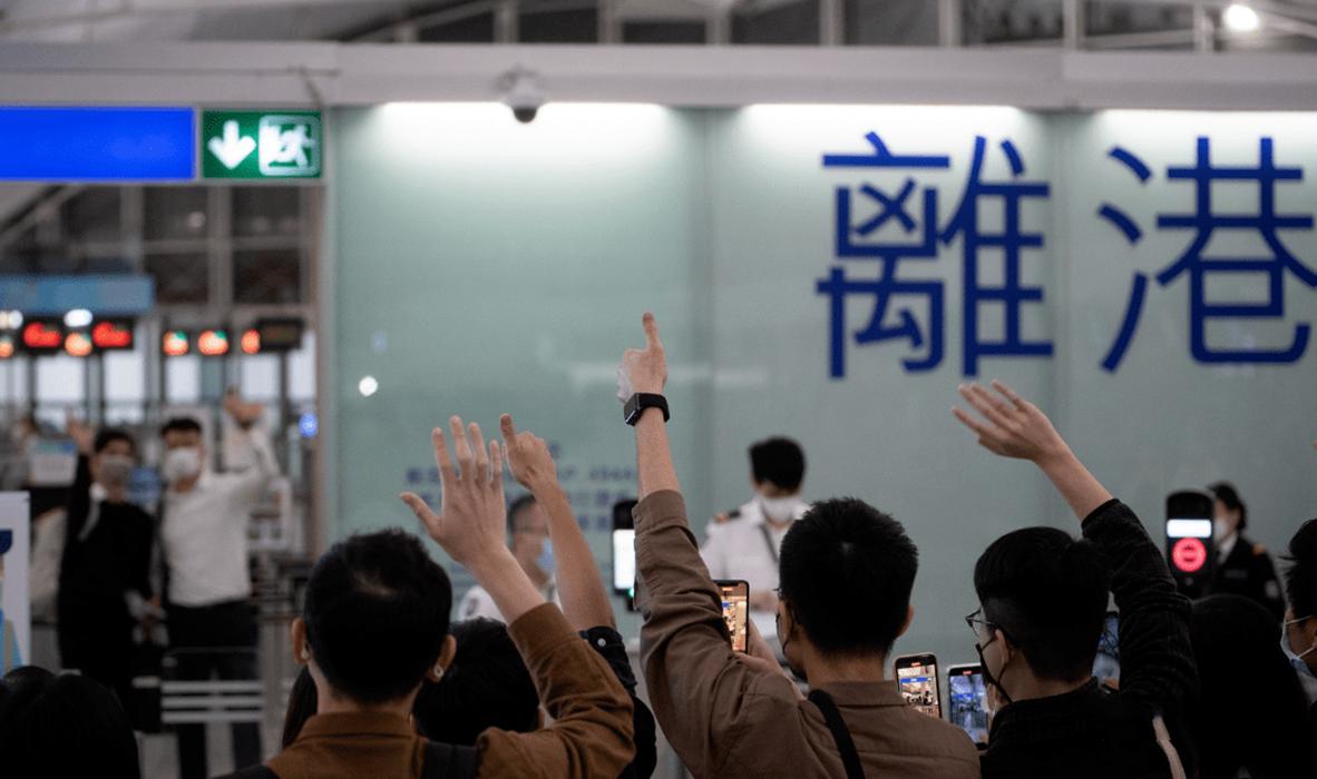 “西化”港女移居台湾幻想被众星捧月却沦为遭抛弃的过气港人