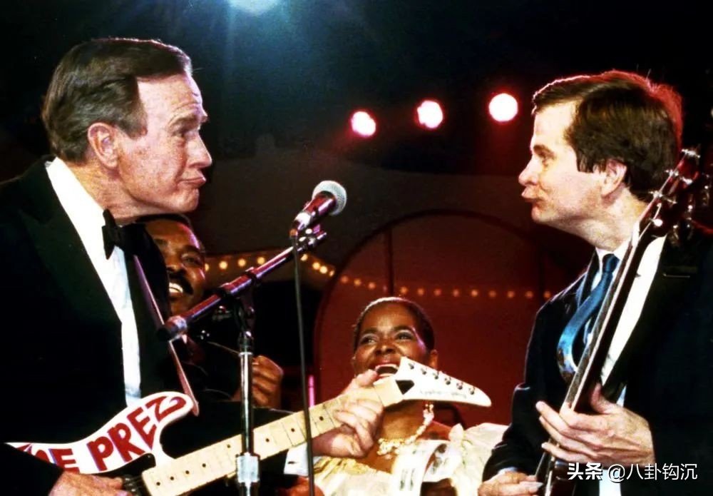 他打造了美国政治史最脏竞选，却被命运掐断了脖子