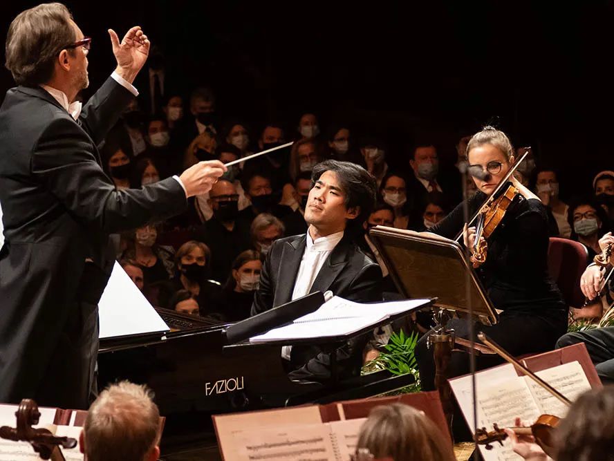 8岁学钢琴会不会太晚,八岁学琴还来得及吗