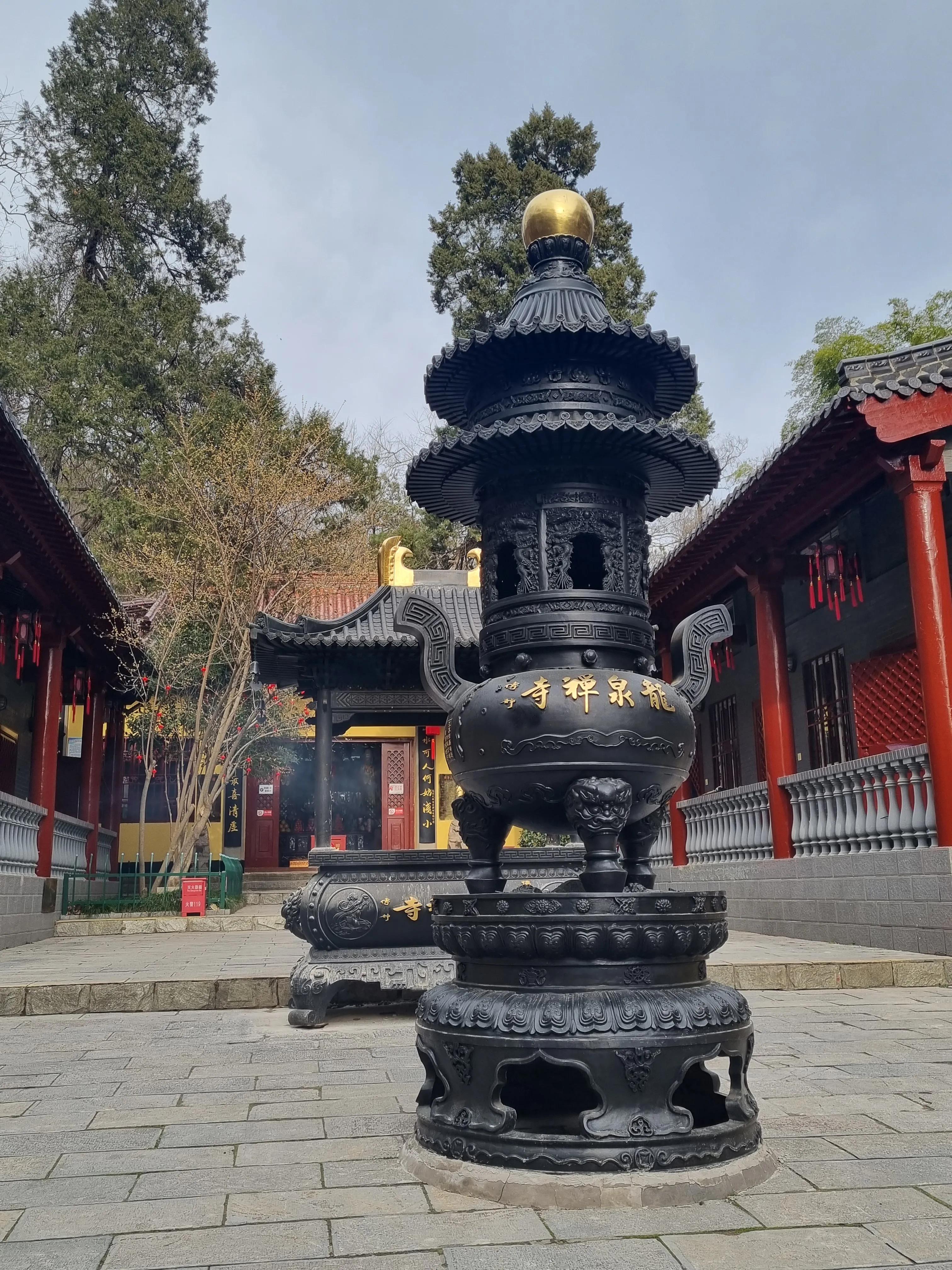 南京龙泉寺。寺里有一棵唐朝的腊梅树。