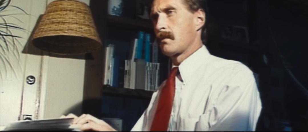 为了拍出这部荒谬的纪录片，他们陪着通缉犯一起逃亡