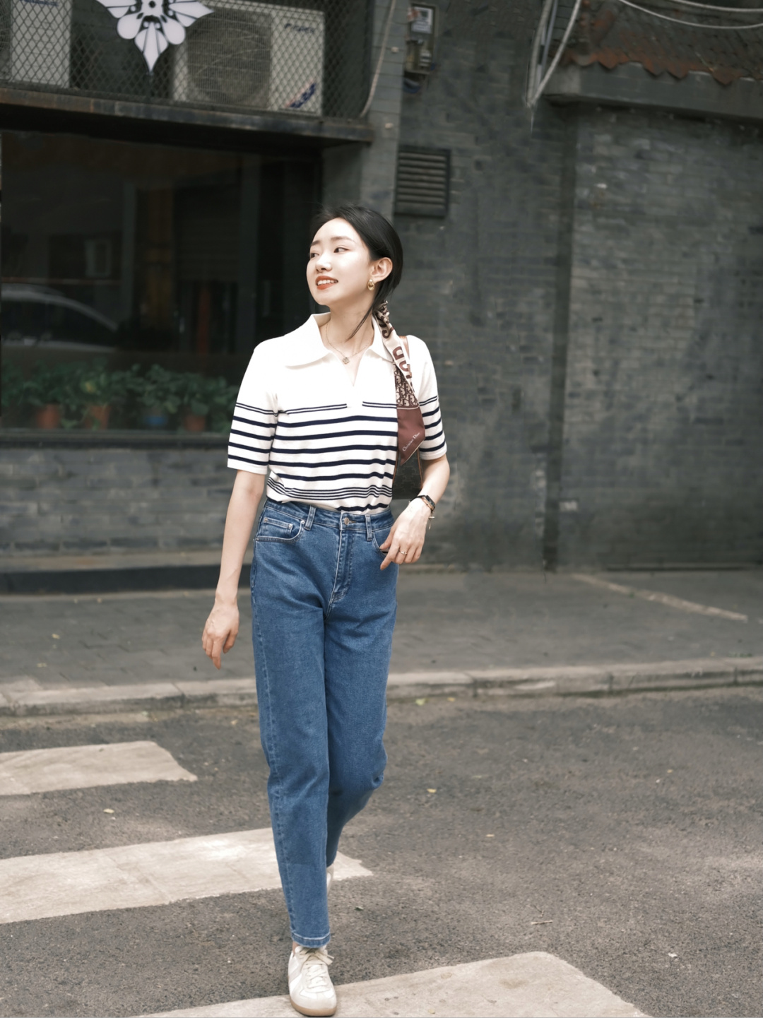 宽松牛仔裤搭配什么上衣春天,春天穿牛仔裤搭配什么衣服才好看