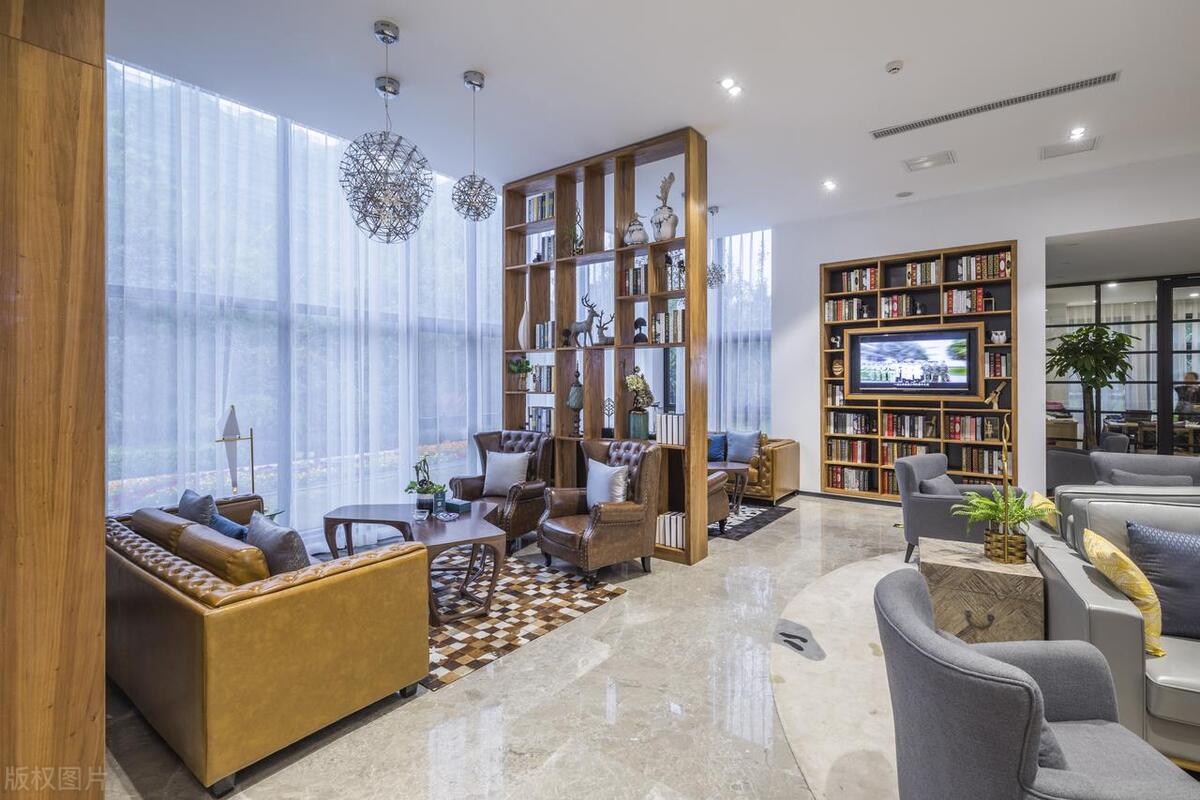 电视柜宽度和吊顶的宽度一样吗,一般整体电视柜宽度是多少才标准