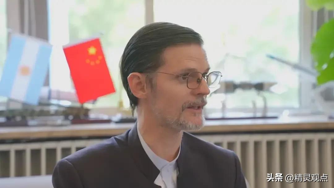 球迷冲入球场拥抱梅西被行拘点评,冲进球场拥抱梅西的道歉视频