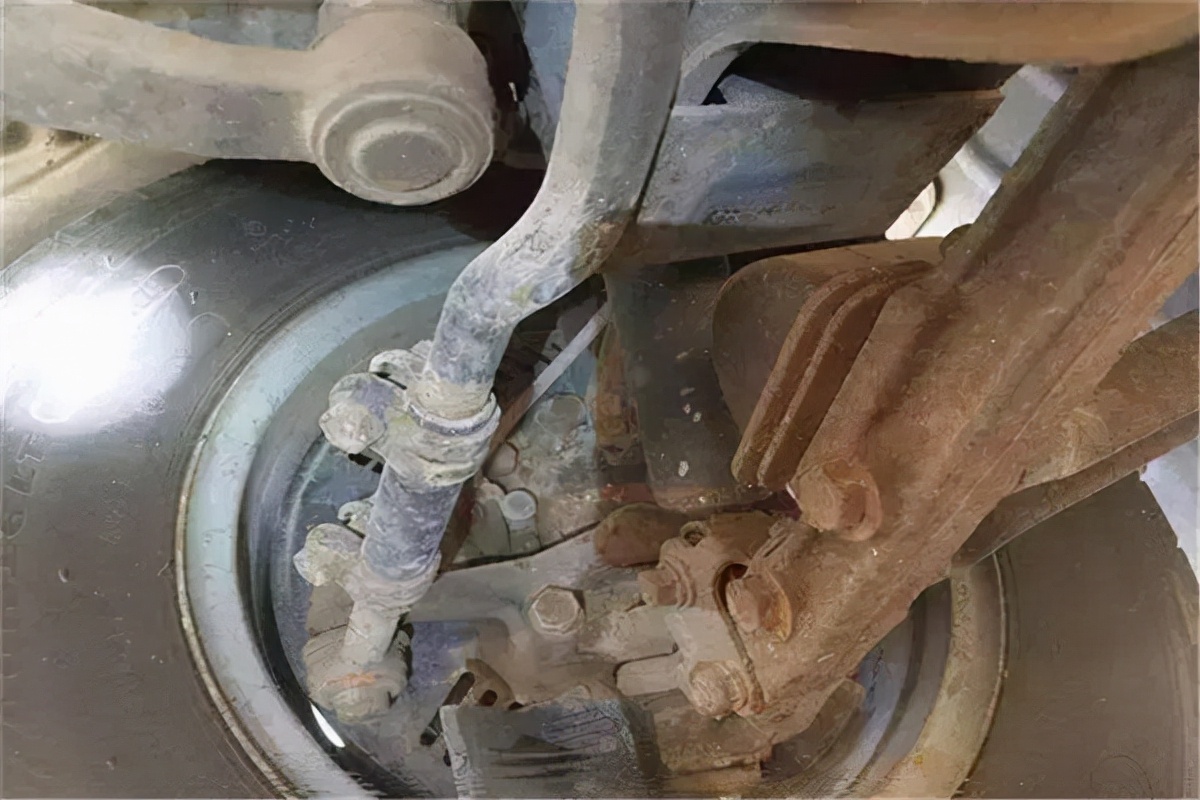 汽车发动机护板什么材质的安全,塑钢发动机护板安全隐患