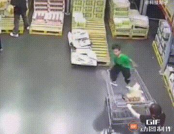 山姆回应男孩摔下购物车昏迷,深圳山姆小孩手推车坠落