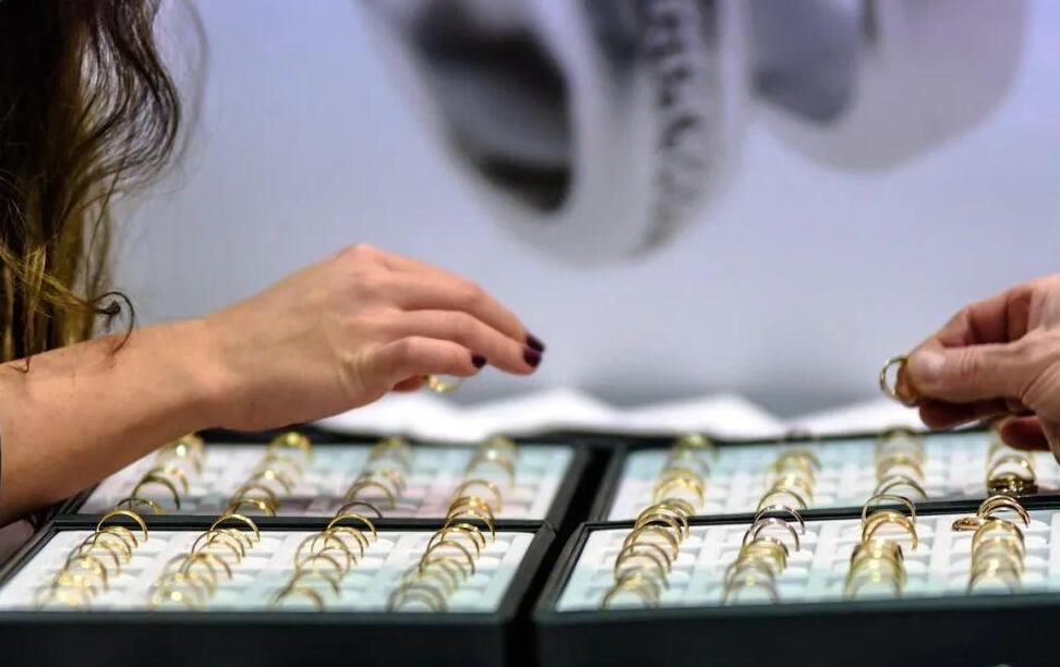 “随着黄金在年轻人中如此流行，现在金店的营业员比LV柜台的女孩