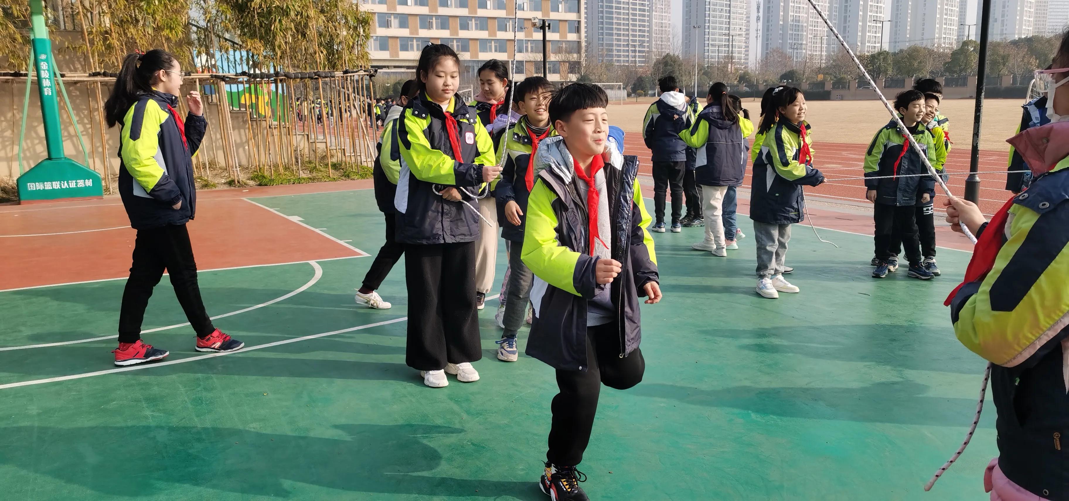 大绳还有什么玩法,大绳里面跳小绳的教学