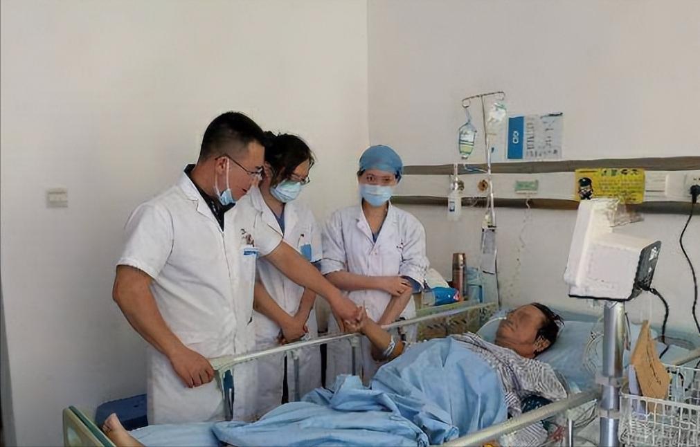 男子车祸昏迷不醒妻子怀孕,湖南一男子因车祸脑出血