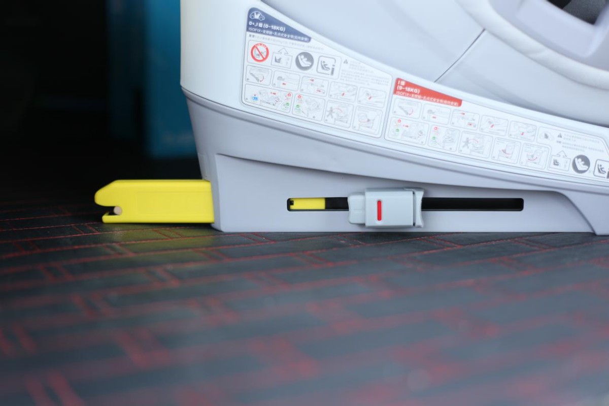 二胎两个孩子如何装安全座椅,怎样挑选儿童汽车安全座椅呢