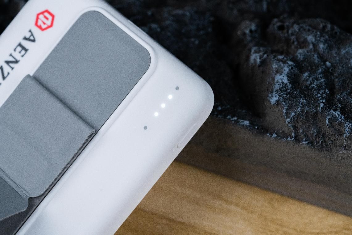 65w磁吸充电宝带支架,一款简约的磁吸充电宝还可当支架