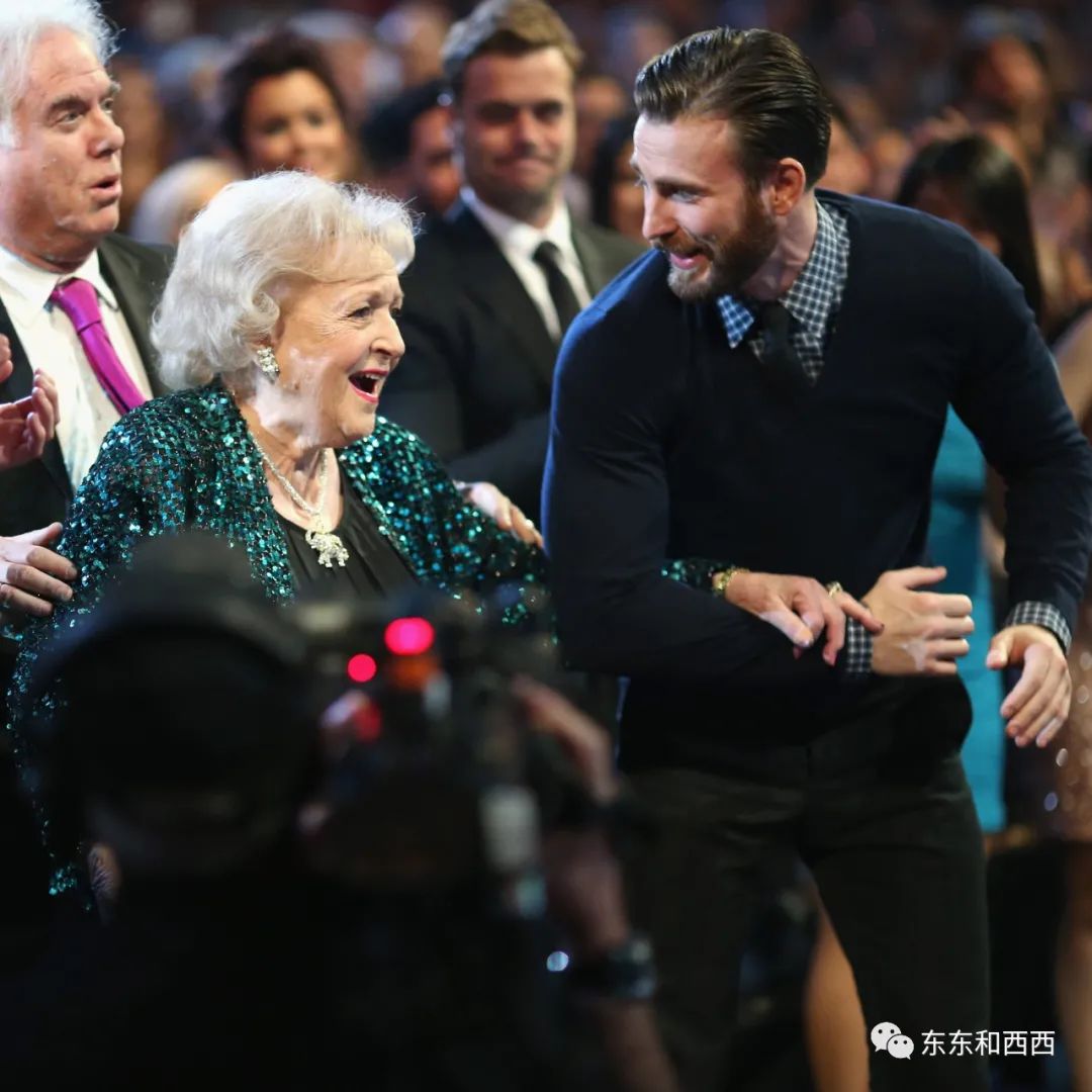 一辈子吸气收腹活到99，老奶奶迷倒全美还撩男朋友