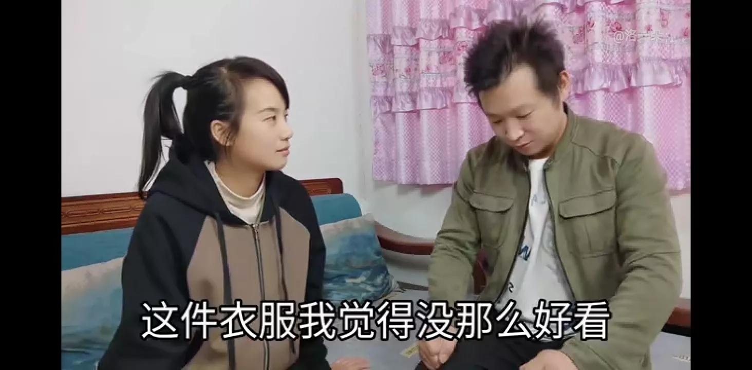 一朵在家里沙发后发现五千元，这次朵错怪奇，是奇妈昨天偷放的