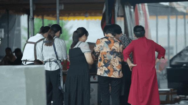 57岁北漂女工，在女厕3㎡管道间里画画：这里安放我的灵魂