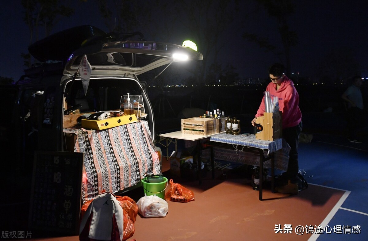 投入3万元钱，我和小伙伴弄了个移动小酒摊，现在每个月收入6万元