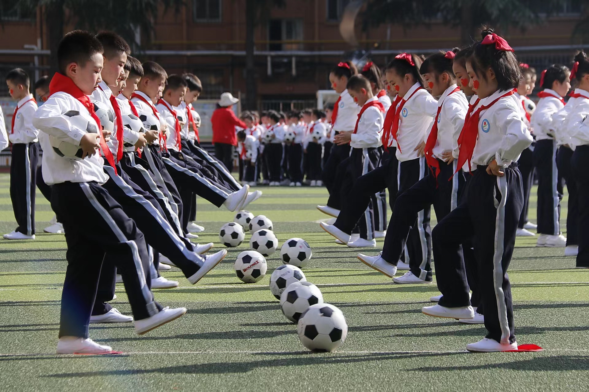 驻马店第二实验小学足球赛,驻马店第二实验小学足球操教程