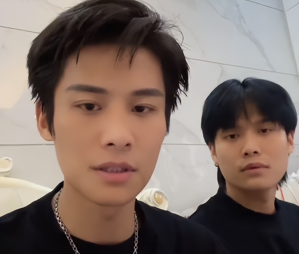 大杨哥妻子孕晚期晒照留念，四肢纤细皮肤白嫩，被夸很像邓紫棋